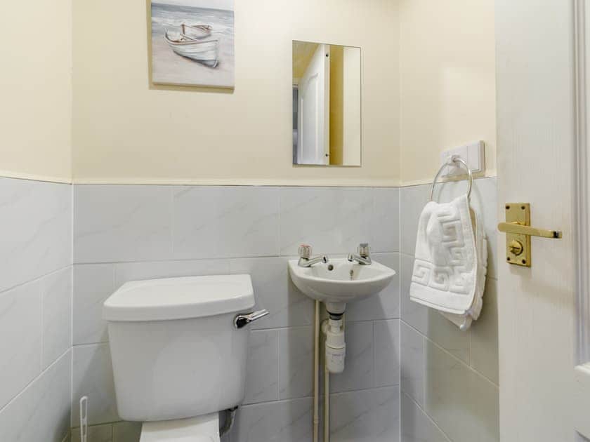 Bathroom | 5 Mount Brioni - Mount Brioni Holiday Apartments, Torpoint
