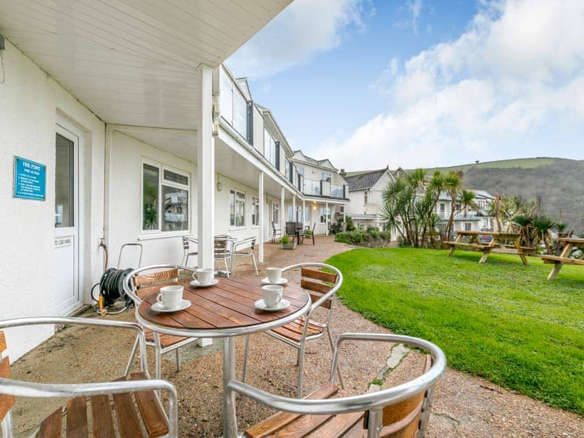 Sitting-out-area | 5 Mount Brioni - Mount Brioni Holiday Apartments, Torpoint