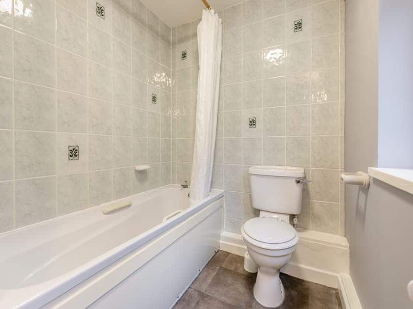 Bathroom | 7 Mount Brioni - Mount Brioni Holiday Apartments, Torpoint