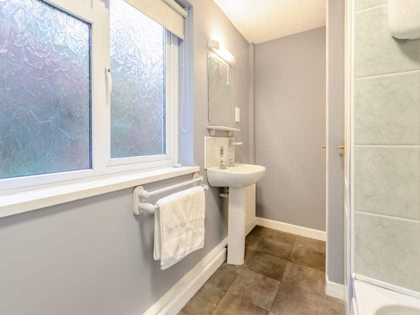Bathroom | 7 Mount Brioni - Mount Brioni Holiday Apartments, Torpoint