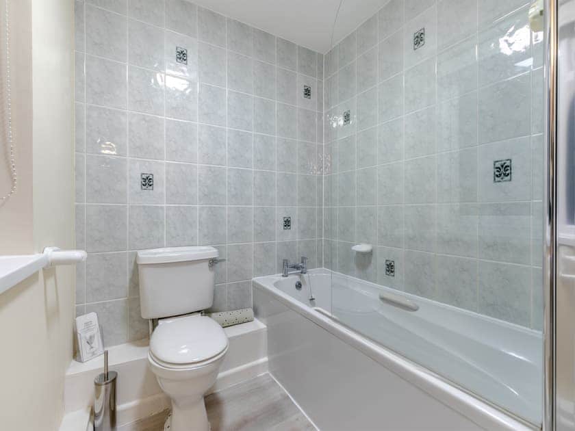 Bathroom | 8 Mount Brioni - Mount Brioni Holiday Apartments, Torpoint