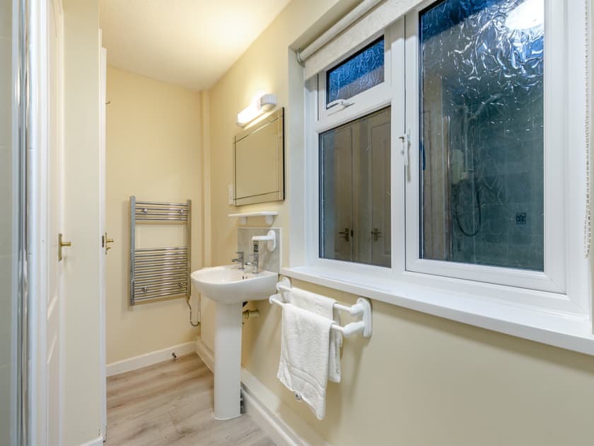Bathroom | 8 Mount Brioni - Mount Brioni Holiday Apartments, Torpoint
