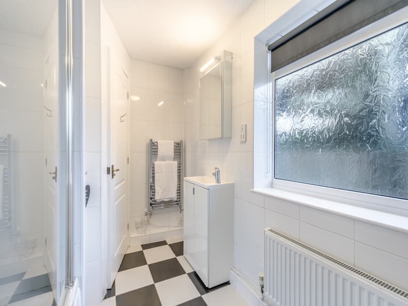 Shower room | 1 Mount Brioni - Mount Brioni Holiday Apartments, Torpoint