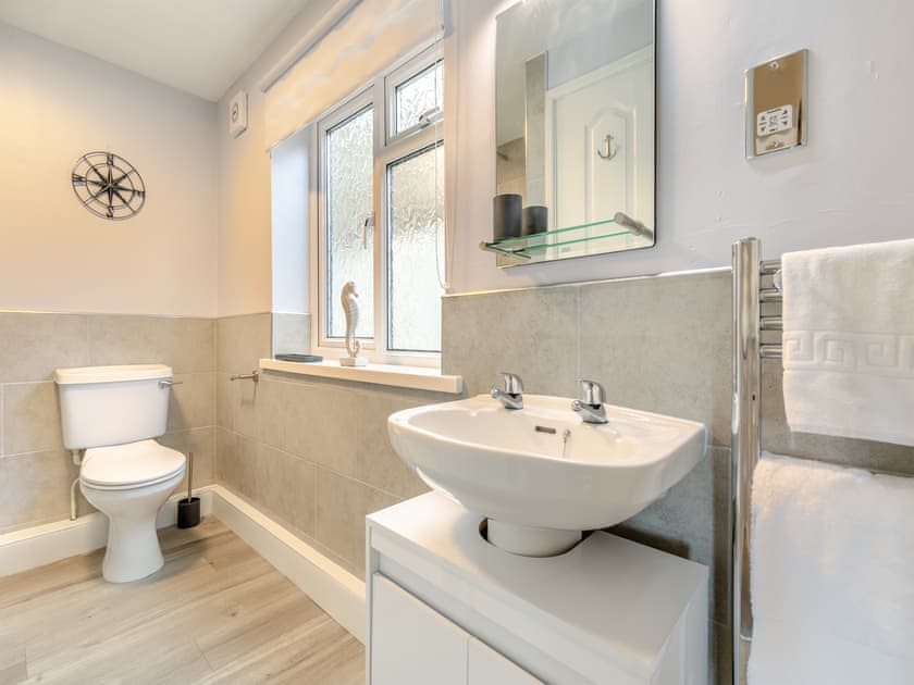 Bathroom | 3 Mount Brioni - Mount Brioni Holiday Apartments, Torpoint