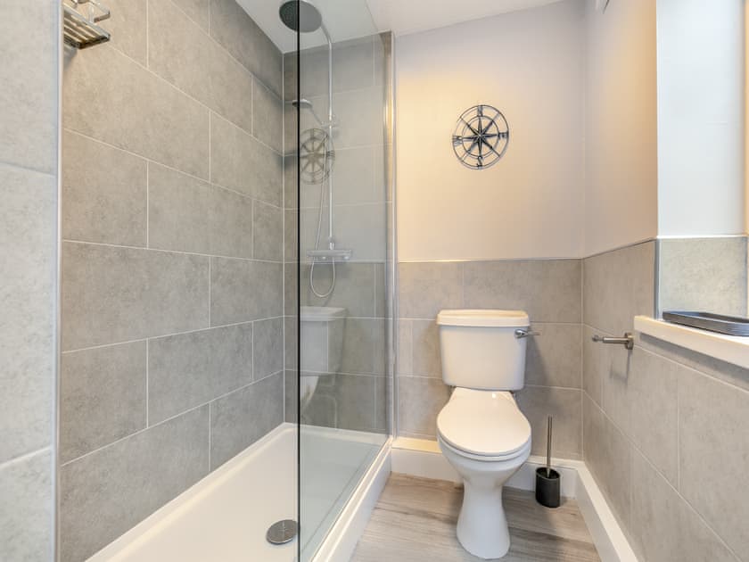 Bathroom | 3 Mount Brioni - Mount Brioni Holiday Apartments, Torpoint
