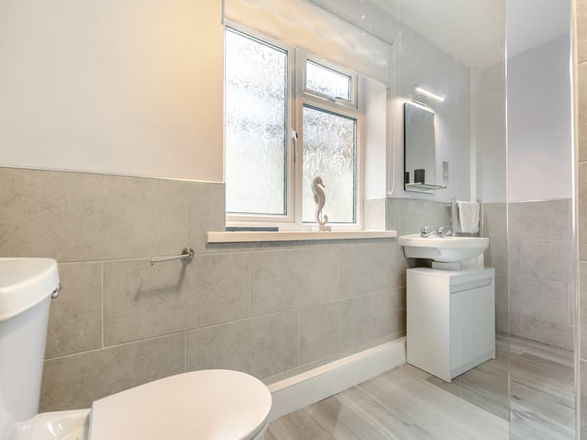 Bathroom | 3 Mount Brioni - Mount Brioni Holiday Apartments, Torpoint