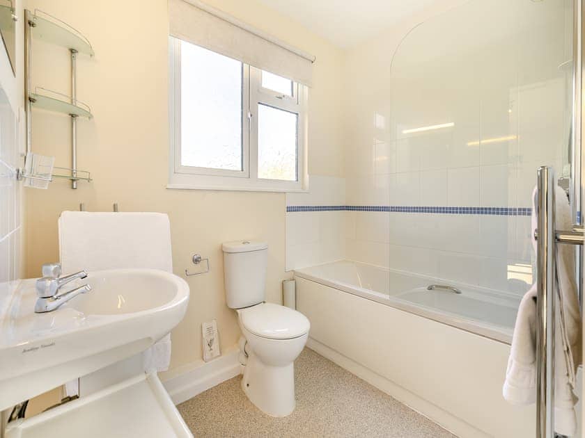 Bathroom | 9 Mount Brioni - Mount Brioni Holiday Apartments, Torpoint