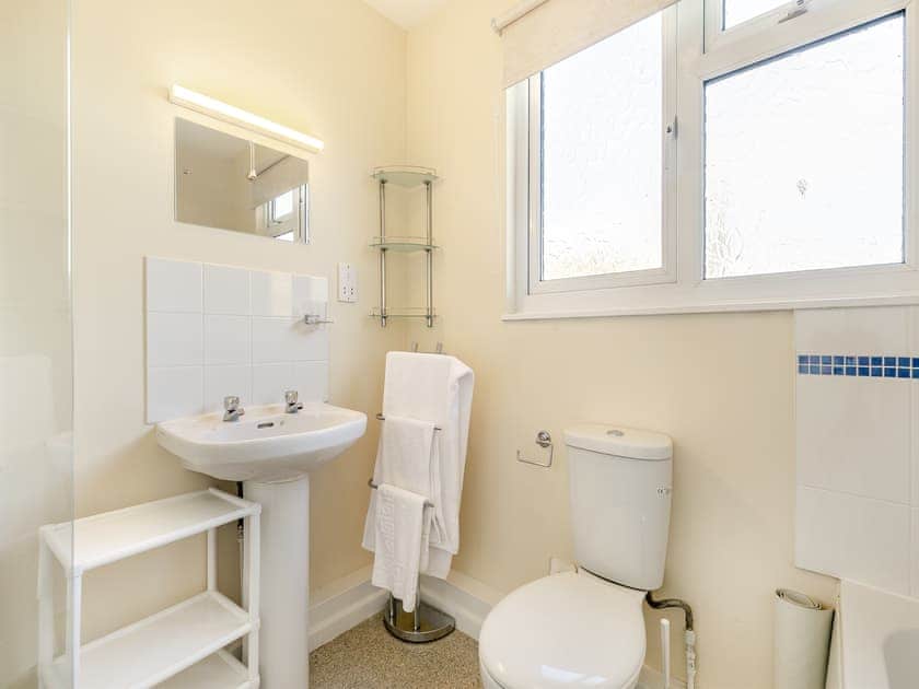 Bathroom | 9 Mount Brioni - Mount Brioni Holiday Apartments, Torpoint
