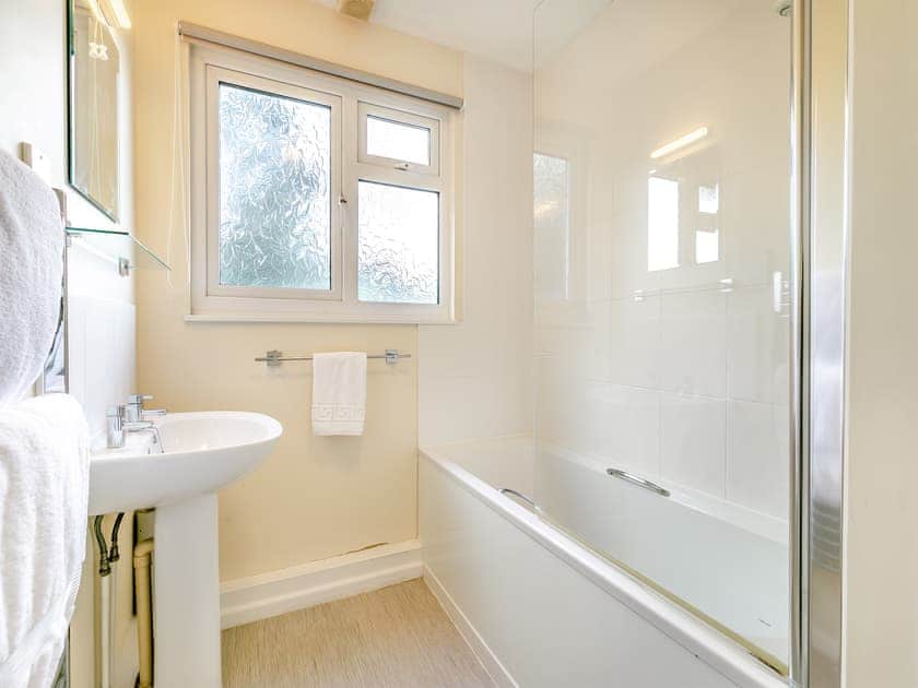 Bathroom | 11 Mount Brioni - Mount Brioni Holiday Apartments, Torpoint