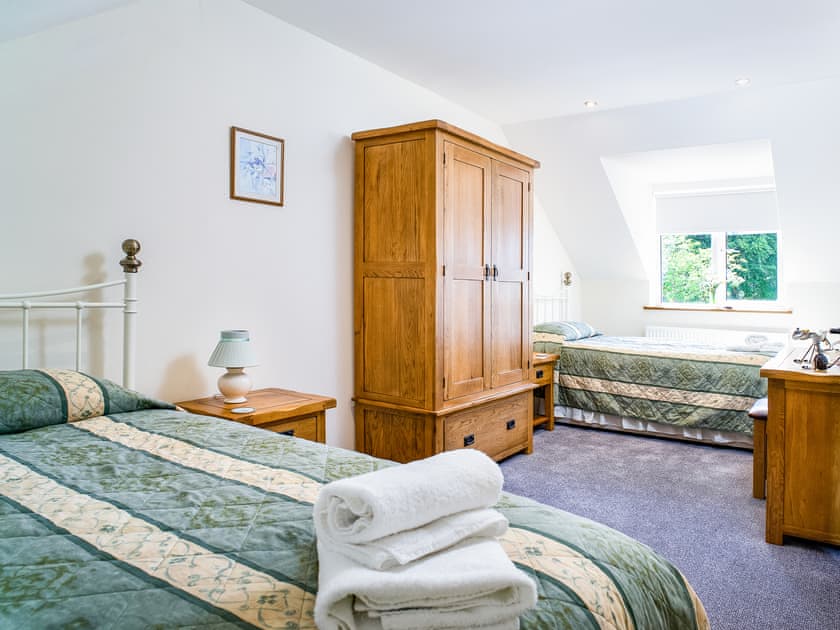 Twin bedroom | Cych Cottage - Penwern Fach Cottages, Ponthirwaun
