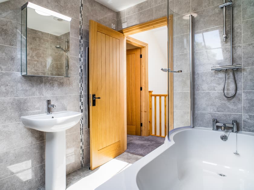 Bathroom | Cych Cottage - Penwern Fach Cottages, Ponthirwaun