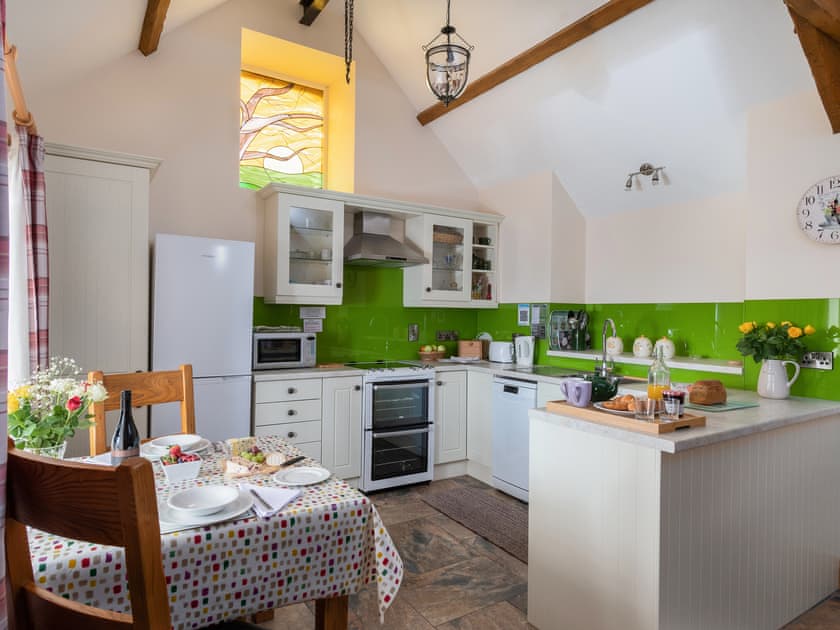 Kitchen/diner | Gwaun Cottage - Penwern Fach Cottages, Ponthirwaun