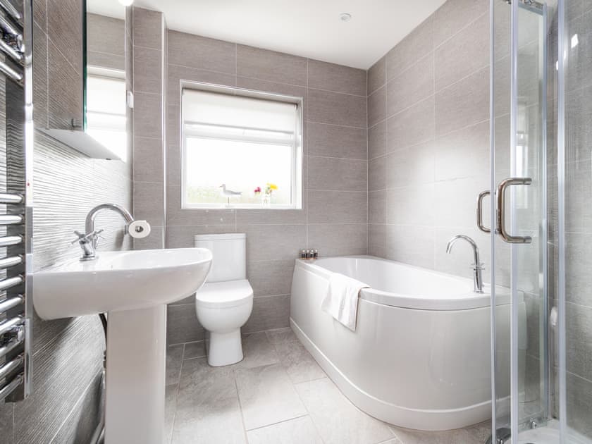 Bathroom | Gwaun Cottage - Penwern Fach Cottages, Ponthirwaun