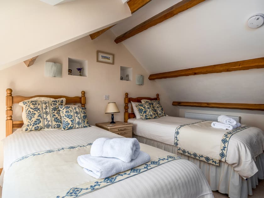 Twin bedroom | Hirwaun Cottage - Penwern Fach Cottages, Ponthirwaun