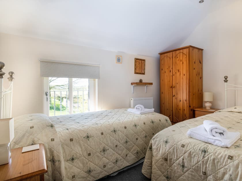 Twin bedroom | Towy Cottage - Penwern Fach Cottages, Ponthirwaun
