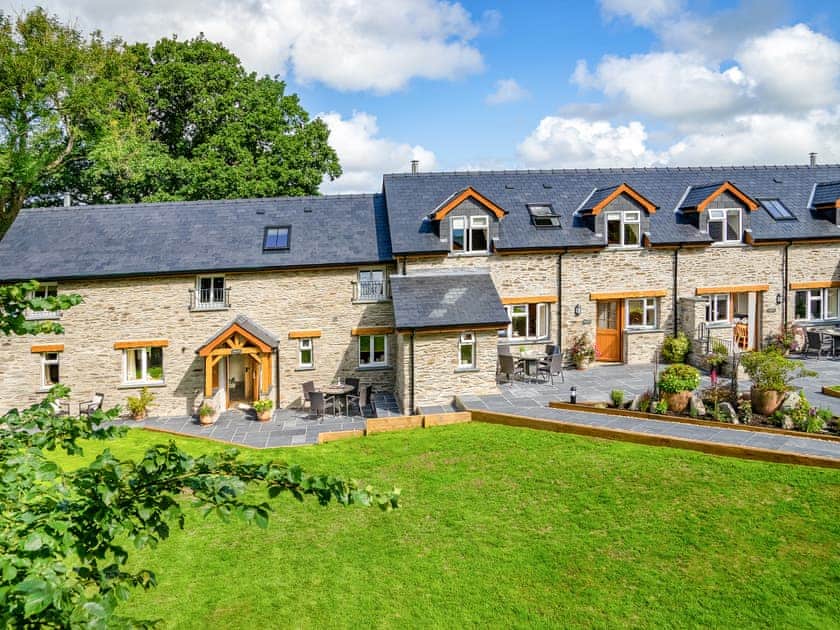 Garden and grounds | Penwern Fach Cottages, Ponthirwaun