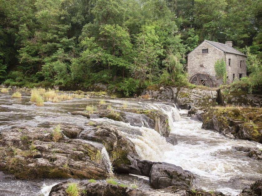 Surrounding area | Penwern Fach Cottages, Ponthirwaun