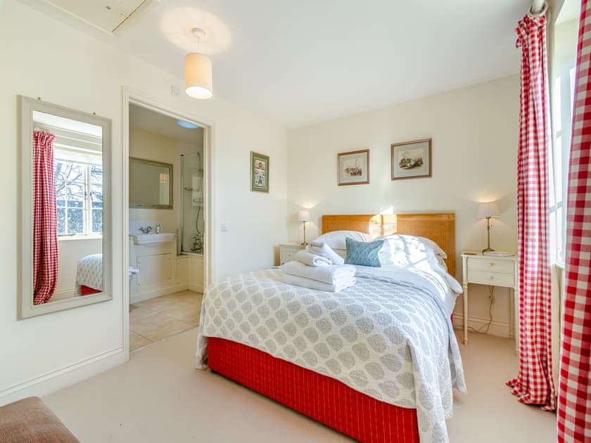 Double bedroom | Hop Cottage - Beachy Head Cottages, East Dean