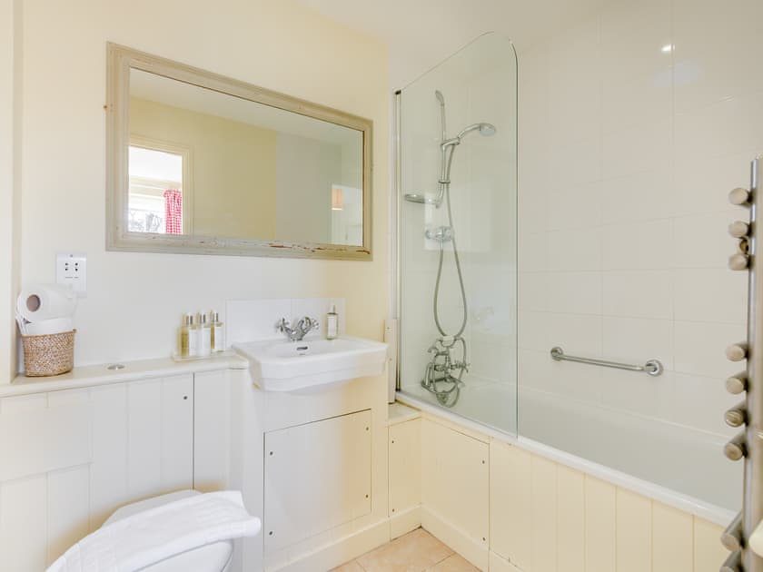 En-suite | Hop Cottage - Beachy Head Cottages, East Dean