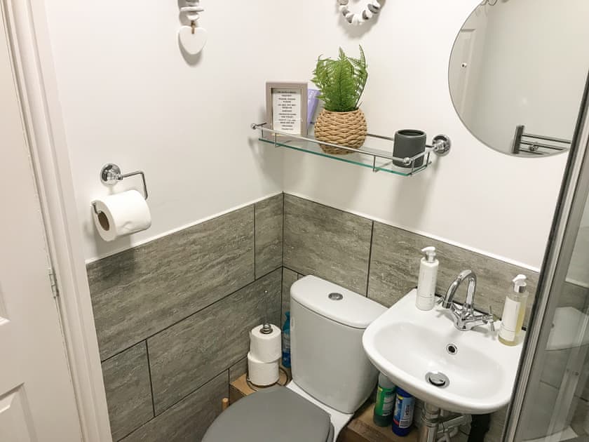 Shower room | Mapleleaf Cottage, Beadnell