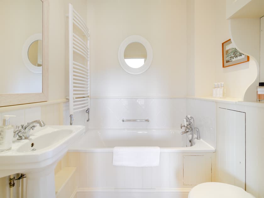 Bathroom | Chestnut Lodge - Beachy Head Cottages, East Dean