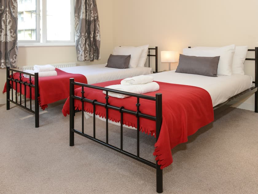 Twin bedroom | The Compass City Centre, Southampton