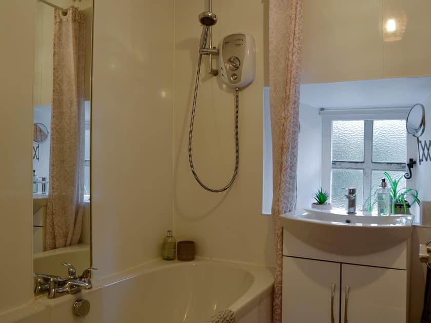 Bathroom | Willesdene Cottage, Perth