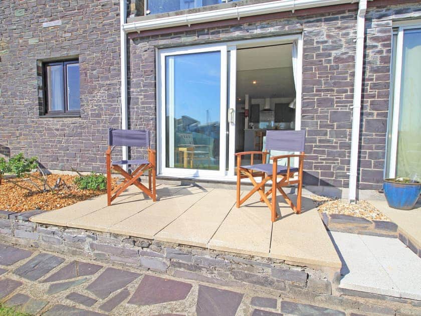 Sitting-out-area | Harbour Escape - Snowdonia Tourist Services, Porthmadog