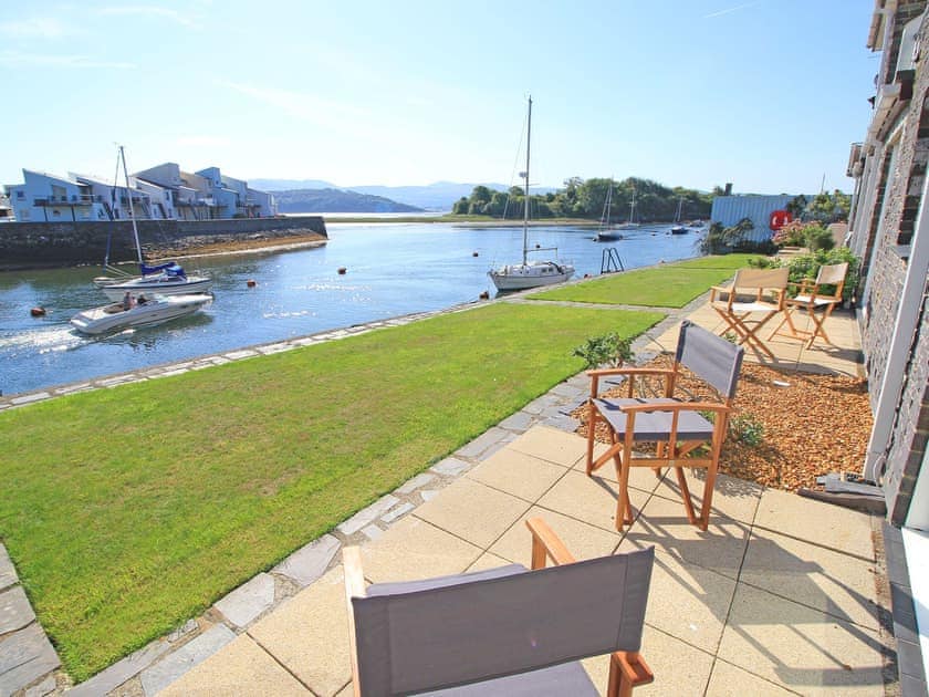 Sitting-out-area | Harbour Escape - Snowdonia Tourist Services, Porthmadog