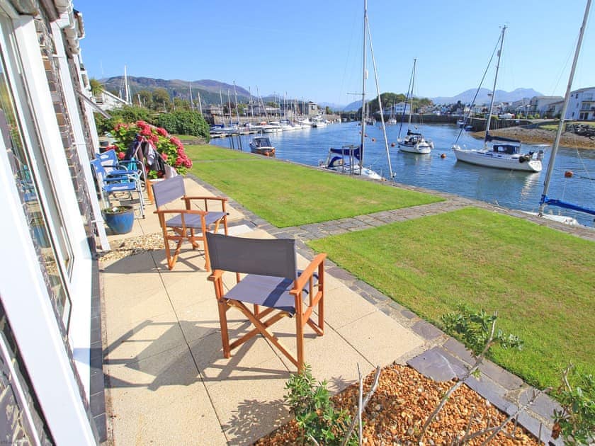 Sitting-out-area | Harbour Escape - Snowdonia Tourist Services, Porthmadog