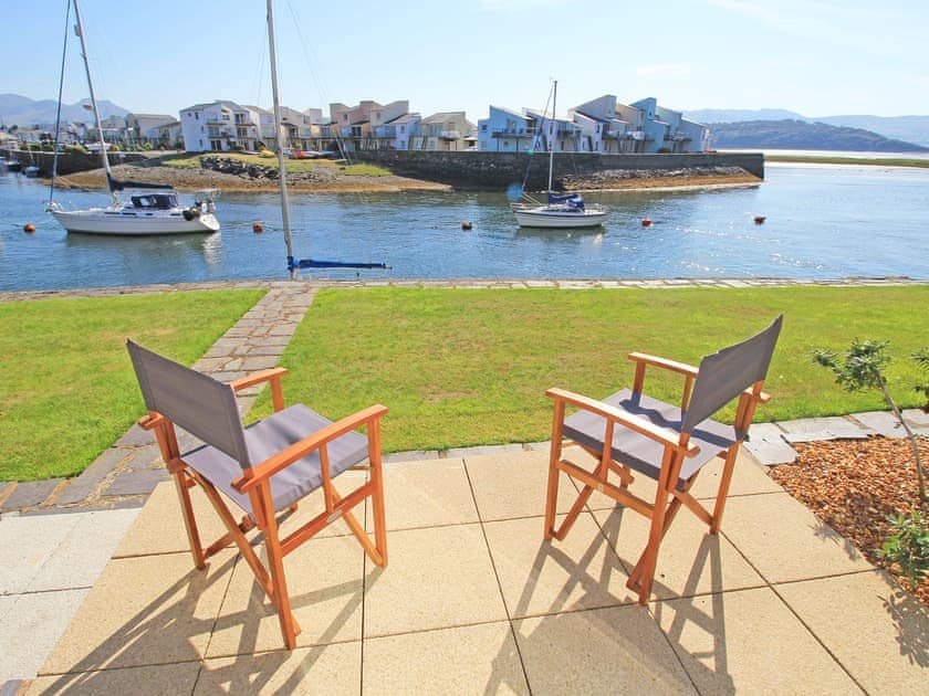 Sitting-out-area | Harbour Escape - Snowdonia Tourist Services, Porthmadog