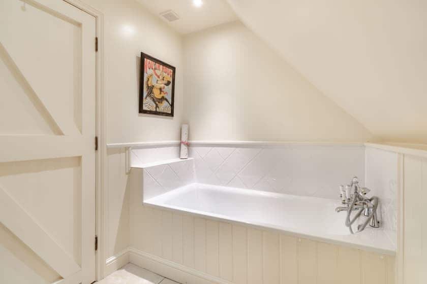 Bathroom | Beachy Barn - Beachy Head Cottages, East Dean