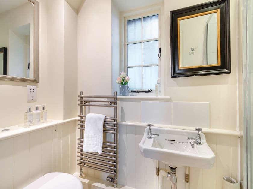Shower room | Folly Cottage - Beachy Head Cottages, East Dean