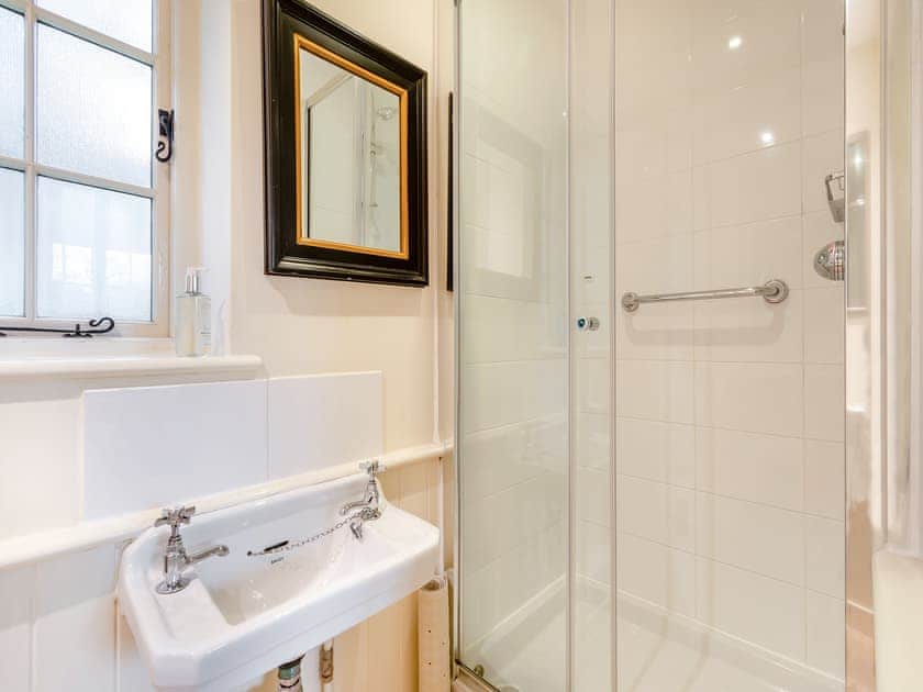 Shower room | Folly Cottage - Beachy Head Cottages, East Dean