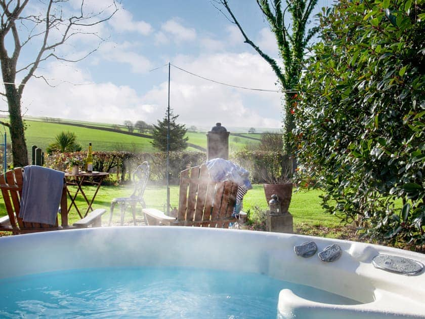 Hot tub | The Observatory - Frieda And The Moon, Tresawson, near Looe