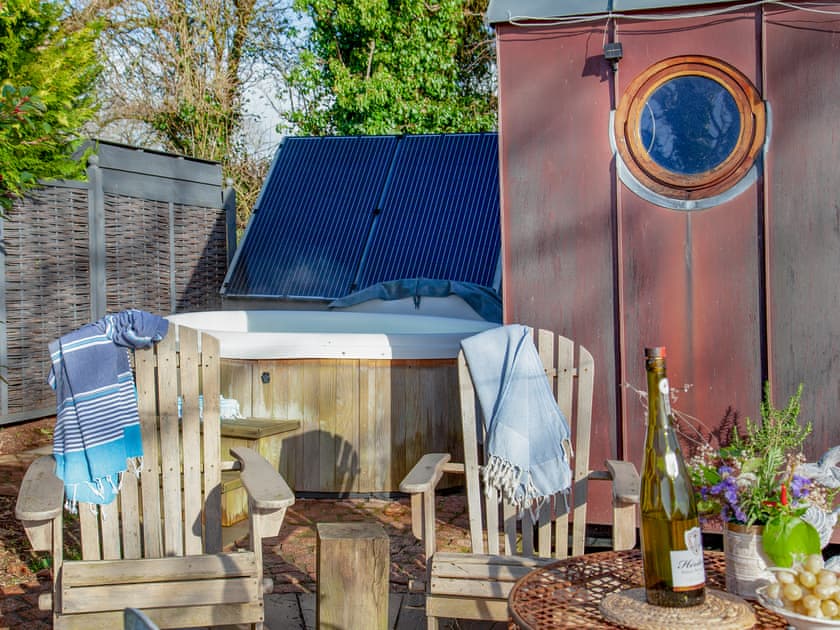 Hot tub | The Observatory - Frieda And The Moon, Tresawson, near Looe