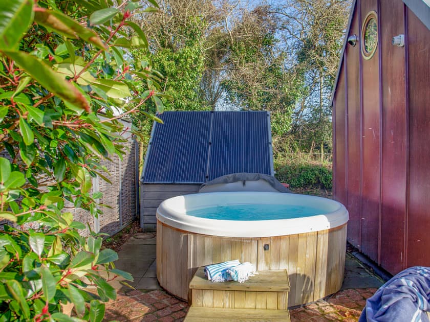 Hot tub | The Observatory - Frieda And The Moon, Tresawson, near Looe