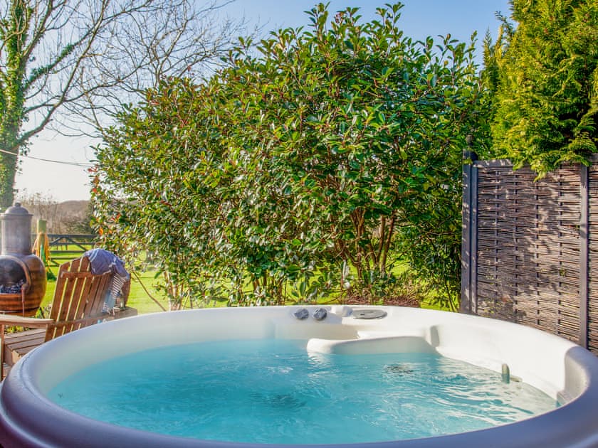 Hot tub | The Observatory - Frieda And The Moon, Tresawson, near Looe