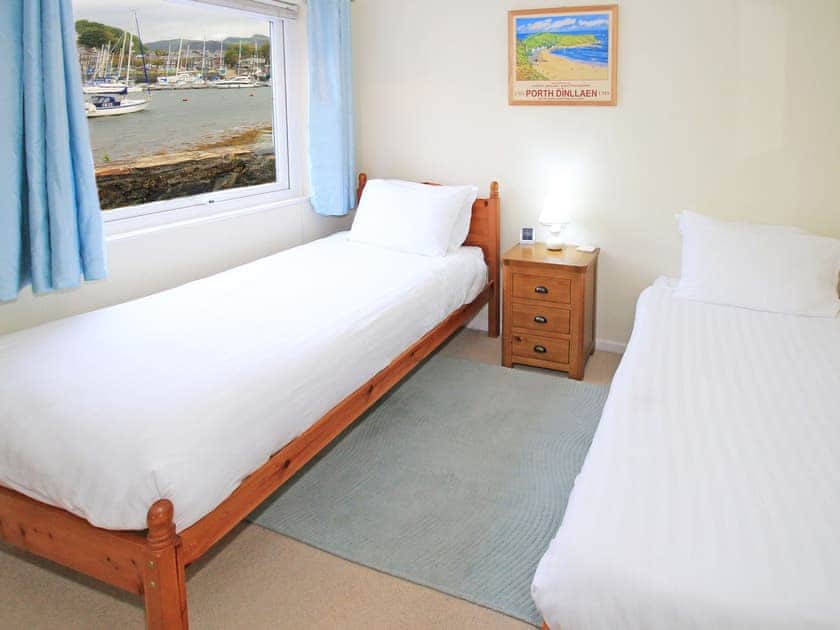 Twin bedroom | Island Views, Porthmadog