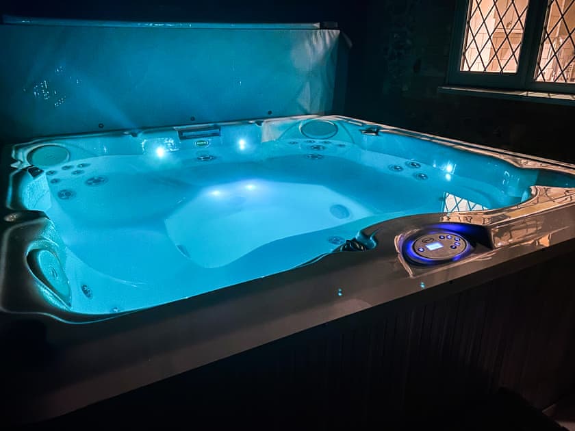 Jacuzzi | Riverside Cottage - Bridge Cottage and Apartments, Brandon