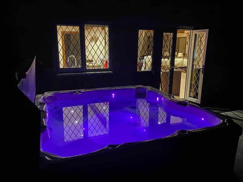 Jacuzzi | Riverside Cottage - Bridge Cottage and Apartments, Brandon
