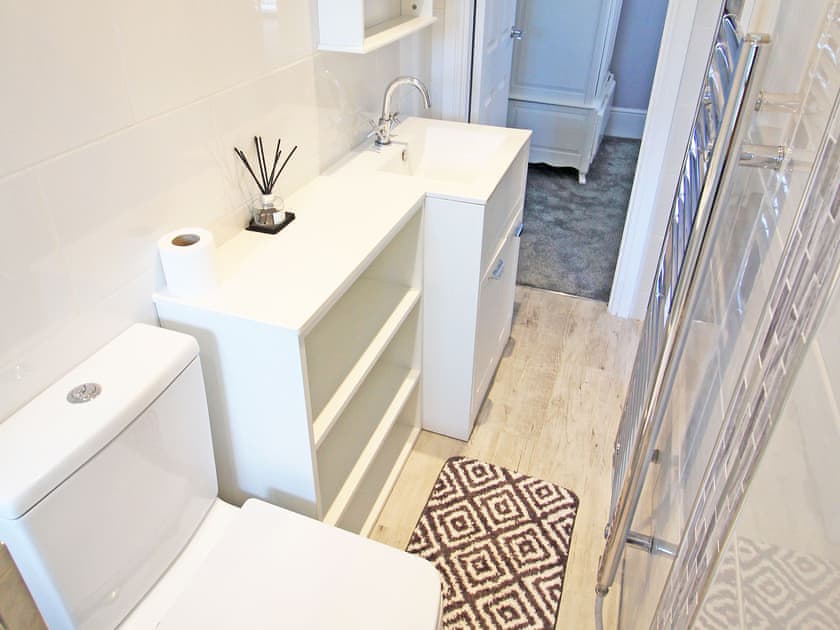 En-suite for two bedrooms | Shooting Star Cottage, Pentrefelin, near Criccieth