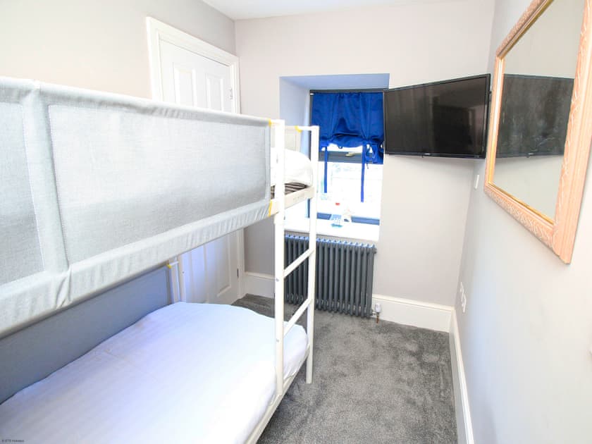 Bunk bedroom with access to shared ensuite shower room | Shooting Star Cottage, Pentrefelin, near Criccieth
