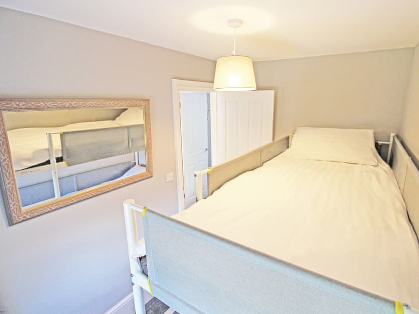 Bunk bedroom with access to shared ensuite shower room | Shooting Star Cottage, Pentrefelin, near Criccieth