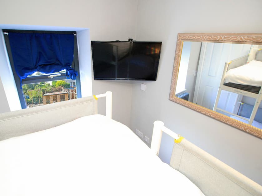 Bunk bedroom with access to shared ensuite shower room | Shooting Star Cottage, Pentrefelin, near Criccieth