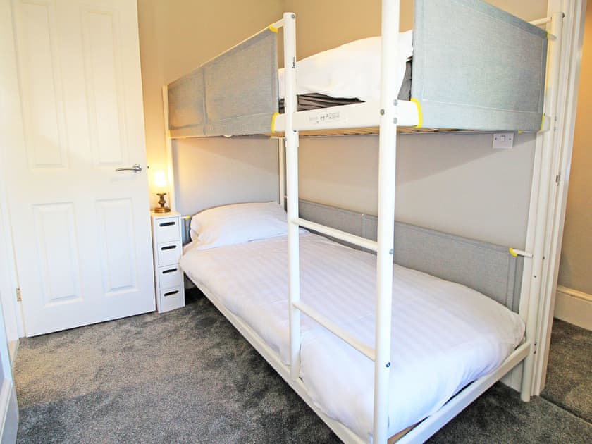 Bunk bedroom with access to shared ensuite shower room | Shooting Star Cottage, Pentrefelin, near Criccieth