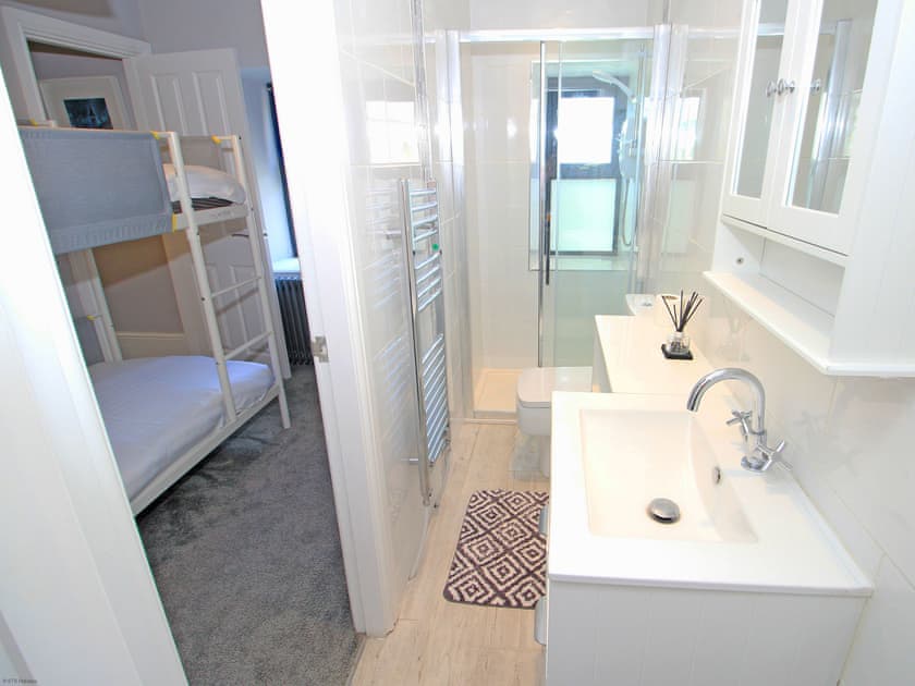 En-suite for two bedrooms | Shooting Star Cottage, Pentrefelin, near Criccieth