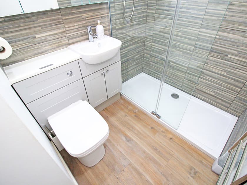 Shower room | Water’s Edge, Porthmadog