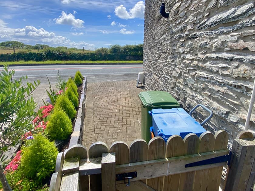 Garden and grounds | Shooting Star Cottage, Pentrefelin, near Criccieth