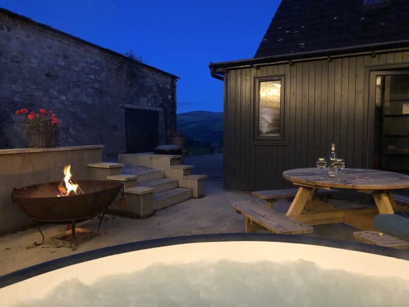 Hot tub | The Farmhouse - Boreland Loch Tay, Fearnan, near Aberfeldy
